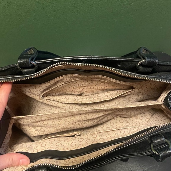 Guess Medium Black Purse - Picture 2 of 6